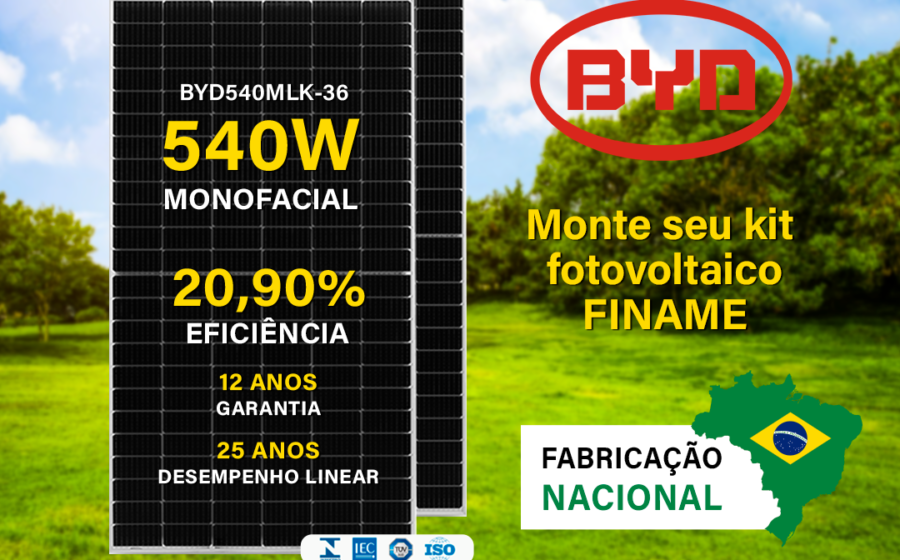 Painéis solares BYD instalados em telhado residencial com logotipo da marca
