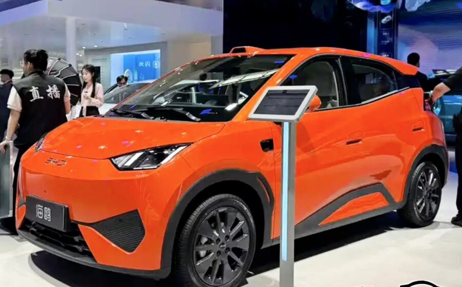 BYD Dolphin Mini 2025 (Great Seagull) com sensor LiDAR no teto, carro elétrico compacto
