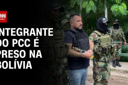 Betinho da Baixada algemado e escoltado por policiais federais no aeroporto de São Paulo após extradição da Bolívia