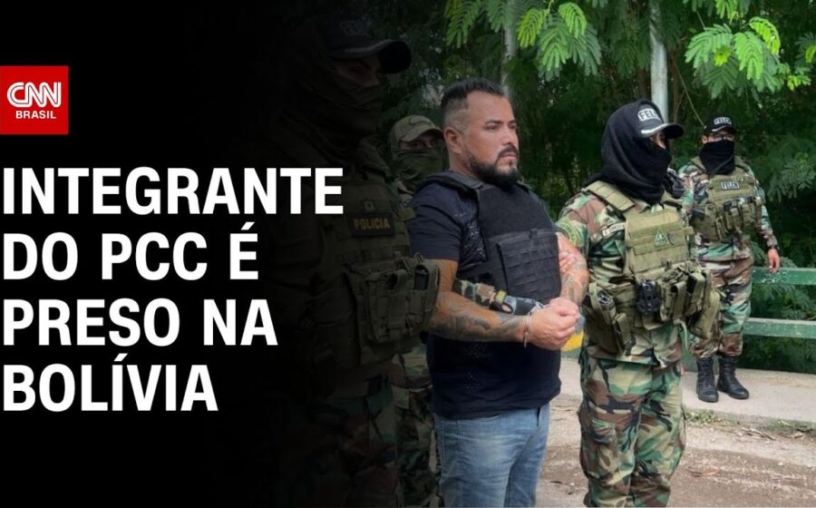 Betinho da Baixada algemado e escoltado por policiais federais no aeroporto de São Paulo após extradição da Bolívia