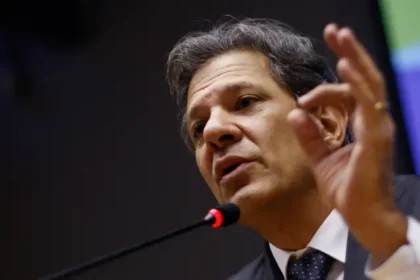 Lula assina decreto sobre apostas esportivas com advogados e executivos de bets ao fundo