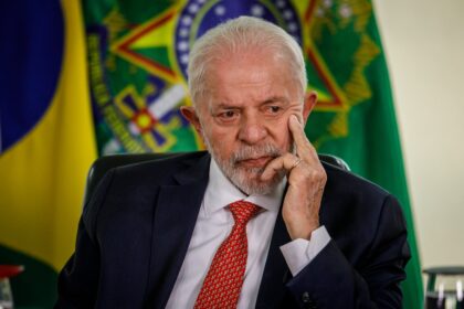 Terminal de apostas físicas em destaque com logotipos de empresas do setor e símbolo do governo brasileiro ao fundo