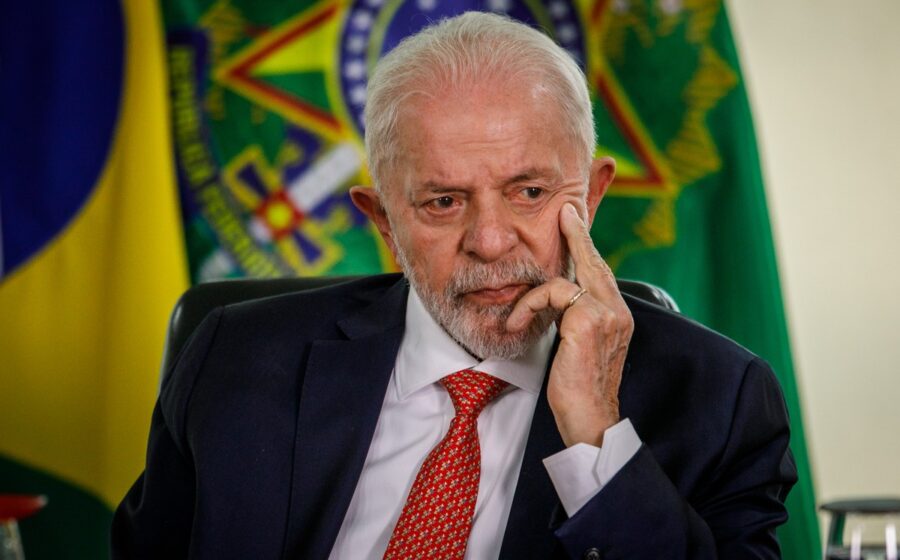 Terminal de apostas físicas em destaque com logotipos de empresas do setor e símbolo do governo brasileiro ao fundo