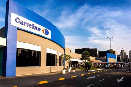 Logo do Comper e Carrefour com setas indicando aquisição de 21 lojas por R$ 360 milhões