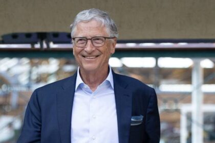 Bill Gates em entrevista séria alertando sobre riscos da inteligência artificial nas mãos erradas