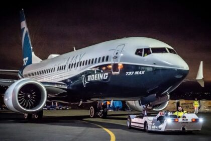 Boeing 737 Max avião pousando, falha software automação risco certificação