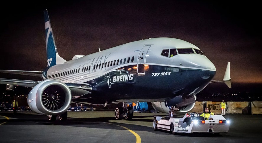 Boeing 737 Max avião pousando, falha software automação risco certificação