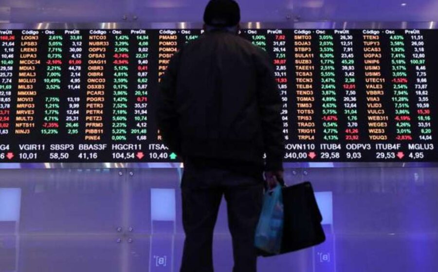 Gráfico do Ibovespa com setas divergentes: alta de 30% e queda de 15% sobre fundo de urna eletrônica