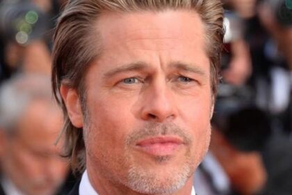 Brad Pitt como James Belmont no Alasca gelado ao lado do cão Odin no filme Coração Selvagem