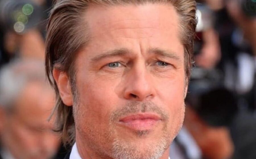Brad Pitt como James Belmont no Alasca gelado ao lado do cão Odin no filme Coração Selvagem