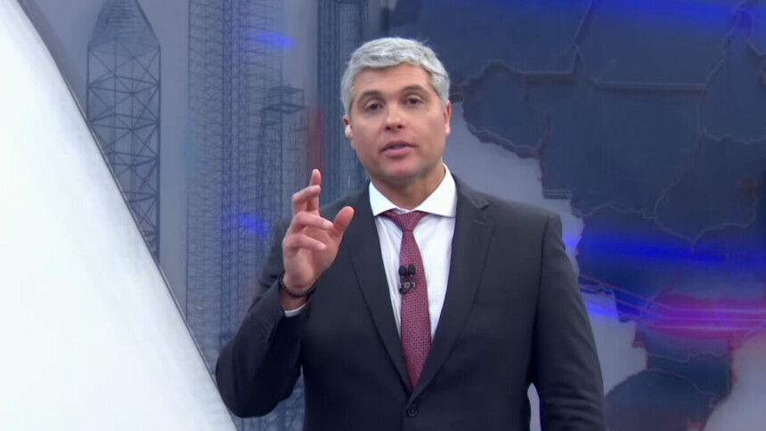 Joel Datena apresentando Brasil Urgente na Band, telejornal que alcançou vice-liderança em SP