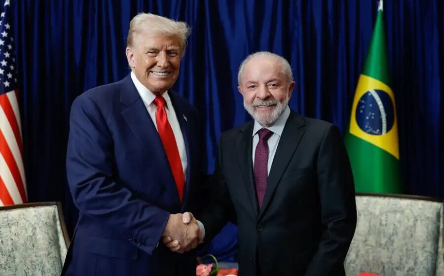 Ministros brasileiro e americano apertam as mãos sob bandeiras do Brasil e EUA em reunião do G20