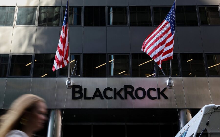 Gráfico da Bolsa brasileira B3 com seta ascendente e logotipo BlackRock, representando recomendação "clear buy"