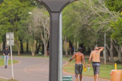 Brasília sob sol forte e céu azul com temperatura de 33°C, tempo seco no Planalto Central