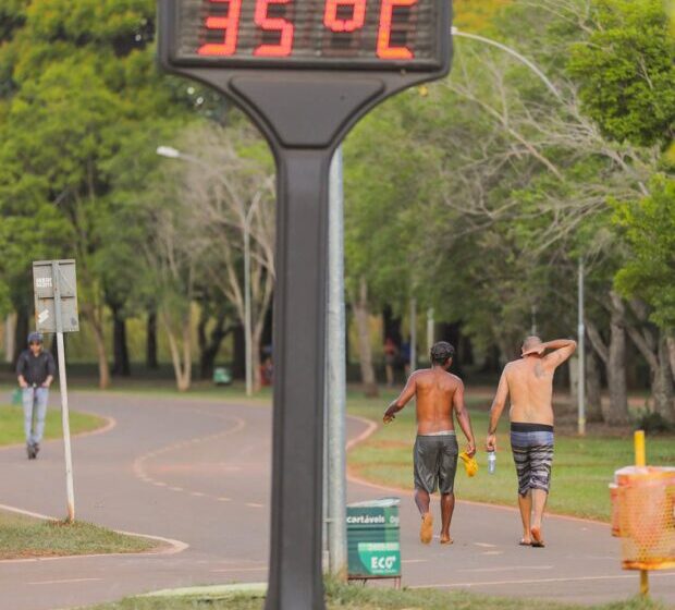 Brasília sob sol forte e céu azul com temperatura de 33°C, tempo seco no Planalto Central