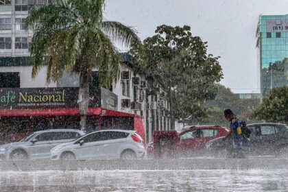 Céu escuro com nuvens de tempestade sobre Brasília, chuva forte e relâmpagos à tarde