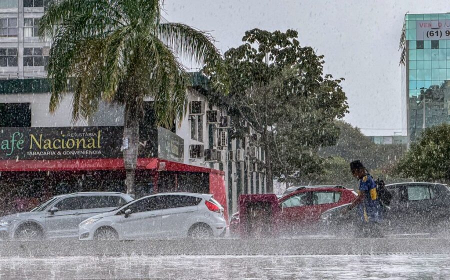 Céu escuro com nuvens de tempestade sobre Brasília, chuva forte e relâmpagos à tarde