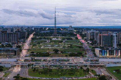 Céu de Brasília com nuvens carregadas e sol, indicando trovoadas e temperatura de 30°C