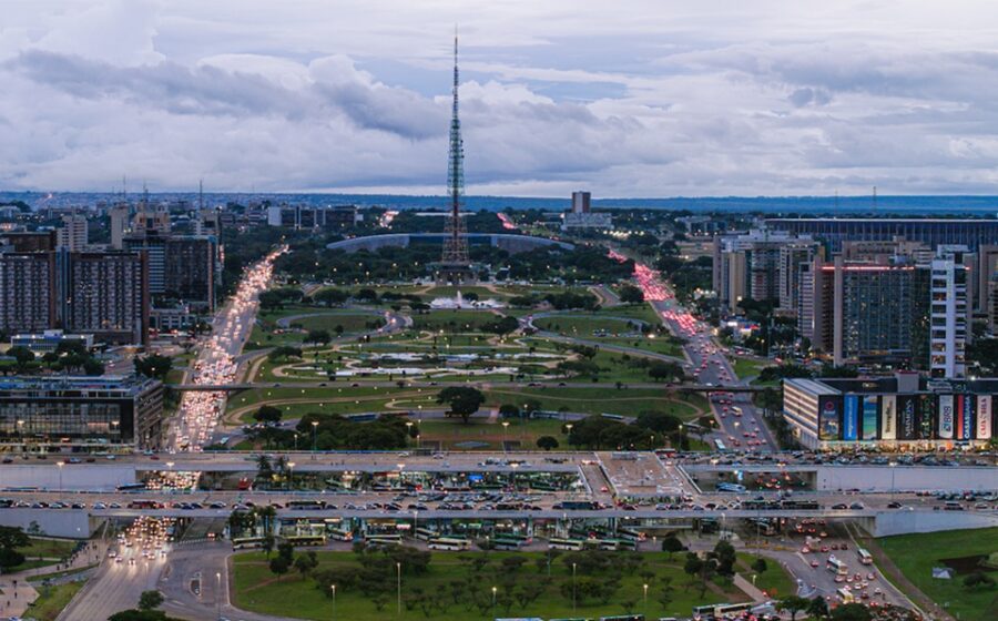 Céu de Brasília com nuvens carregadas e sol, indicando trovoadas e temperatura de 30°C