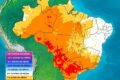 Vista aérea de Brasília mostrando contraste entre Plano Piloto arborizado e cidades-satélite densas sob calor intenso