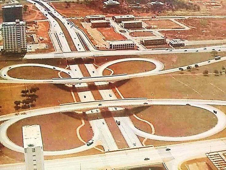Brasília sob calor extremo: asfalto derretendo e trânsito parado na Esplanada dos Ministérios