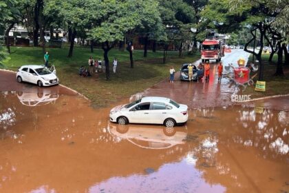 Céu nublado sobre Brasília com nuvens escuras de chuva se formando à tarde