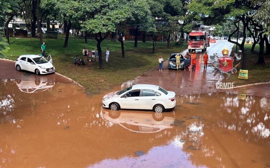 Céu nublado sobre Brasília com nuvens escuras de chuva se formando à tarde