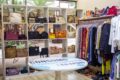 Multidão em brechó de grife Desapega CG em Campo Grande com araras de moda luxo a preços populares