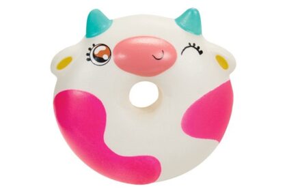 Variedade de squishies coloridos em formato de alimentos e animais sobre superfície branca