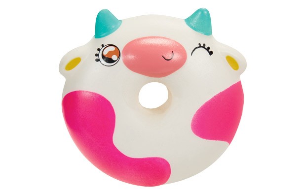 Variedade de squishies coloridos em formato de alimentos e animais sobre superfície branca