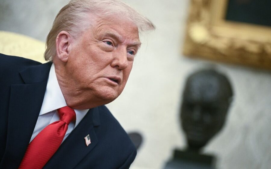 Corda de tug of war com IA de um lado e regulação do outro, CEOs vs governo Trump