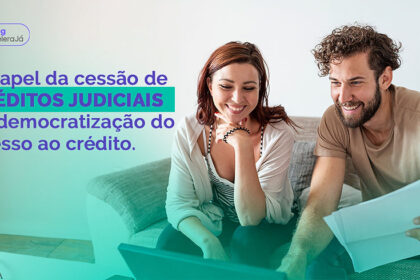 Gavel e documentos jurídicos sobre mesa com gráfico financeiro ao fundo representando regulação de FIDCs