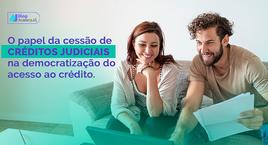 Gavel e documentos jurídicos sobre mesa com gráfico financeiro ao fundo representando regulação de FIDCs