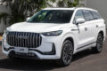 SUV elétrico chinês de luxo ao lado de CNH categoria B com texto 4.250 kg PBT