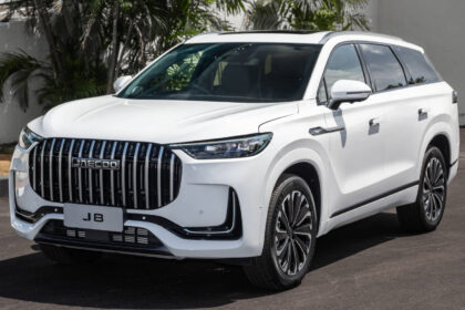 SUV elétrico chinês de luxo ao lado de CNH categoria B com texto 4.250 kg PBT