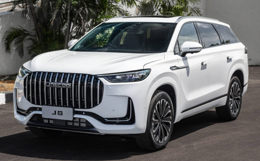 SUV elétrico chinês de luxo ao lado de CNH categoria B com texto 4.250 kg PBT