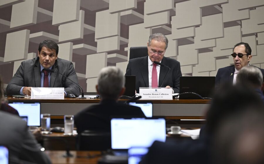 Sede da CVM em Brasília com destaque para placa institucional sob céu nublado