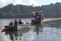 Fardos de cabelo humano em barreira flutuante contendo óleo na Baía de Guanabara