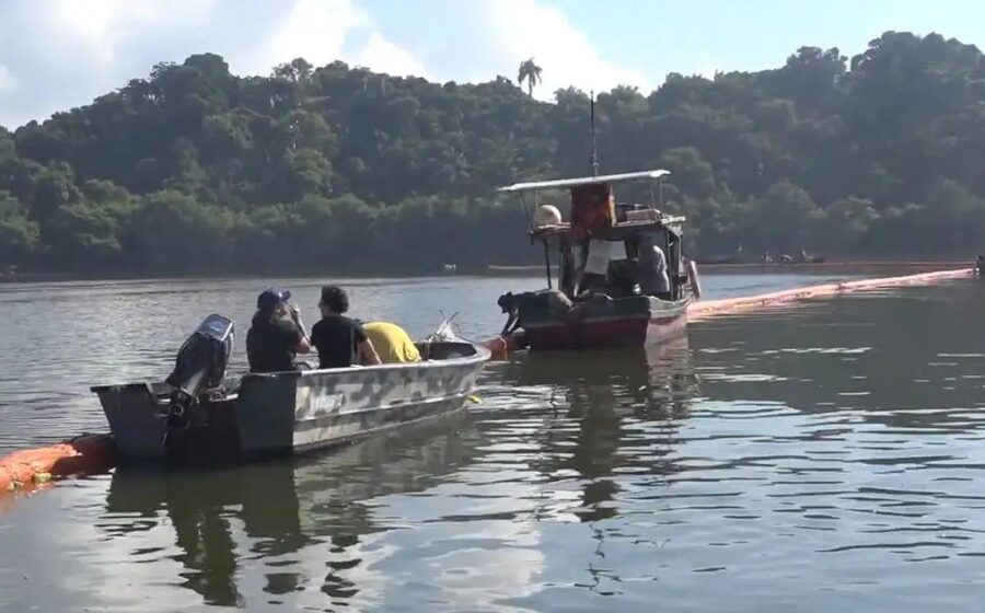 Fardos de cabelo humano em barreira flutuante contendo óleo na Baía de Guanabara
