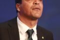 Cabo Daciolo em campanha no Amazonas, gesticulando ao ar livre com vegetação amazônica ao fundo