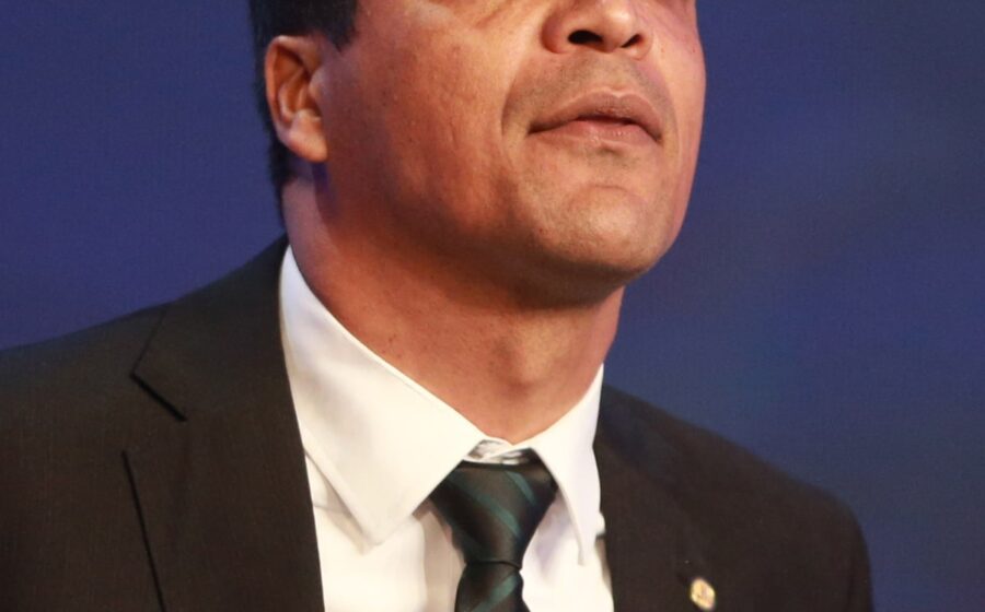Cabo Daciolo em campanha no Amazonas, gesticulando ao ar livre com vegetação amazônica ao fundo