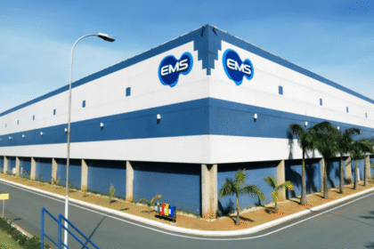 Sede do Cade em Brasília com caixas de medicamentos EMS e Medley em primeiro plano