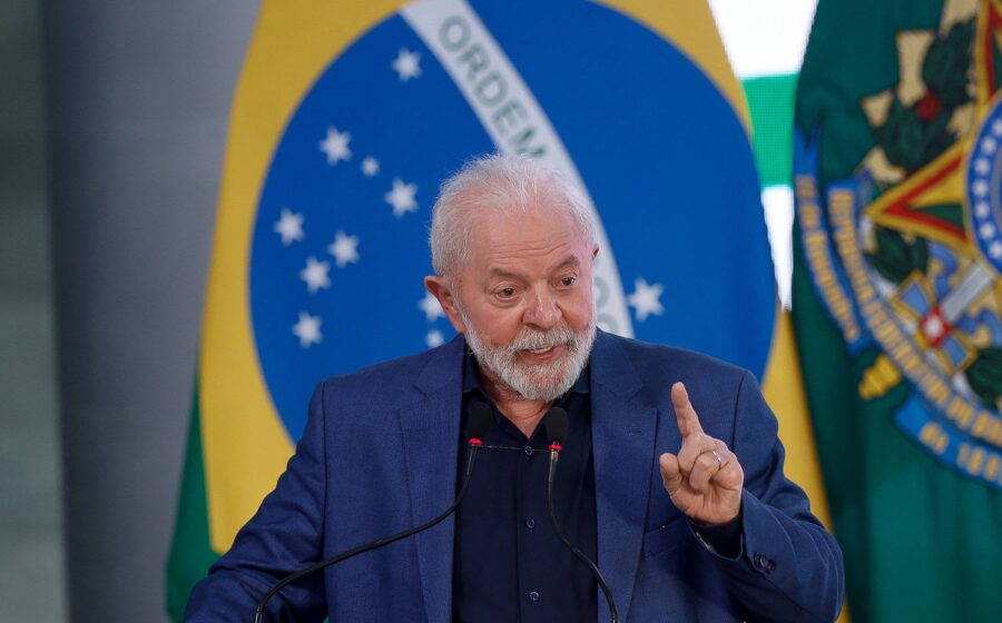 Sede da Caixa Econômica Federal em Brasília com fachada iluminada à noite