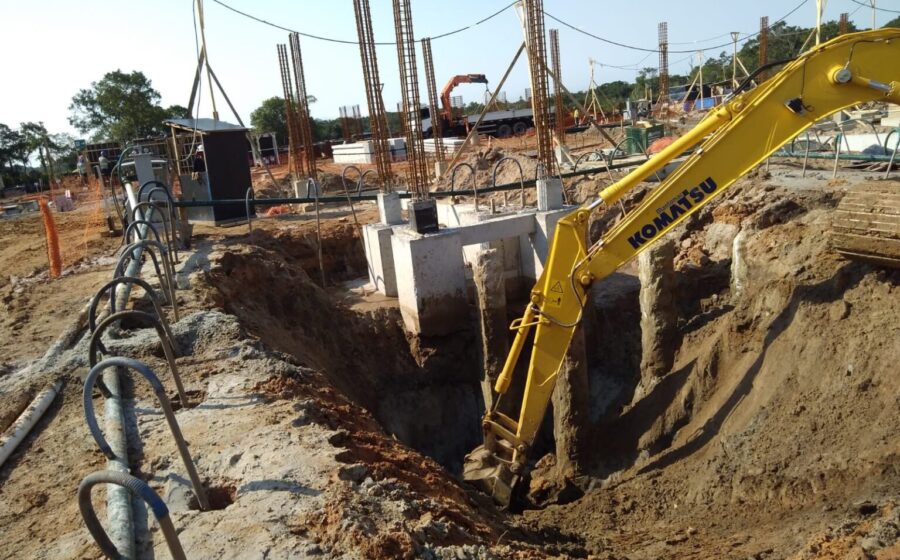 Sede da Caixa Econômica Federal em Brasília com gráficos de investimentos em infraestrutura