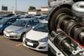 Mecânico inspeciona câmbio automático aberto com engrenagens danificas, simbolizando reparo caro