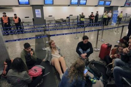 Gráfico mostra alta de 14,5% em cancelamentos de voos afetando 786 mil passageiros