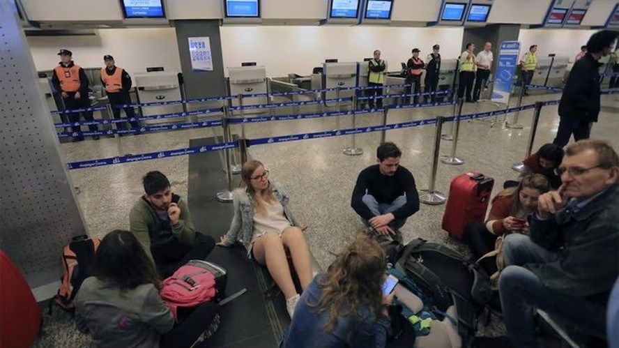 Gráfico mostra alta de 14,5% em cancelamentos de voos afetando 786 mil passageiros
