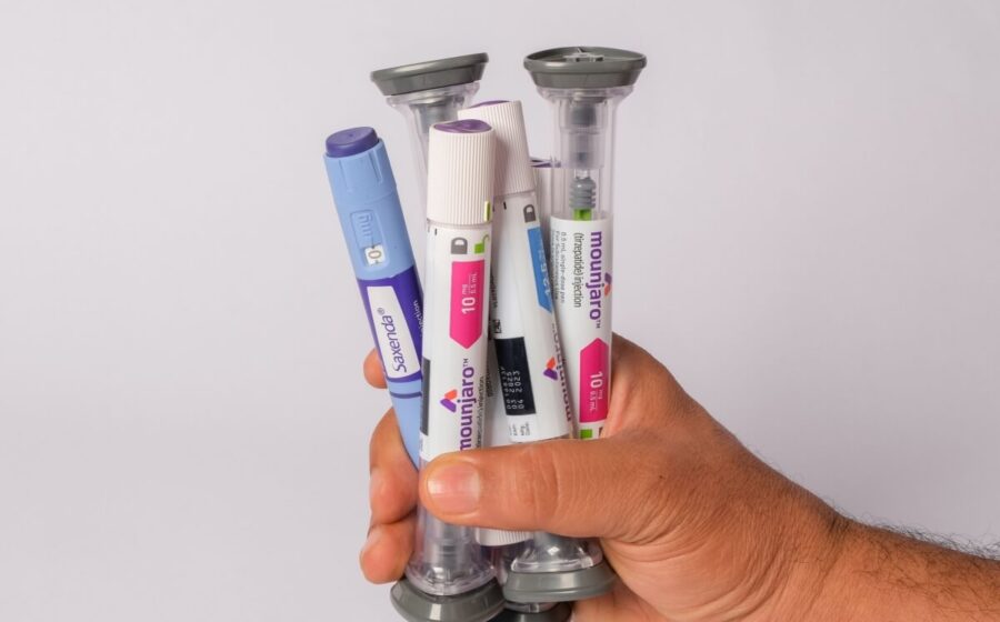 Caneta injetável para emagrecimento ao lado de carnes, ovos e grãos representando mudança no consumo