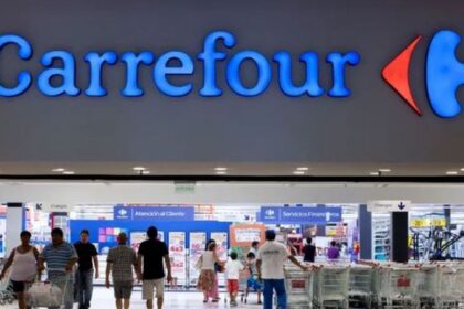 Fachada de loja Carrefour com placa de venda para Grupo Pereira