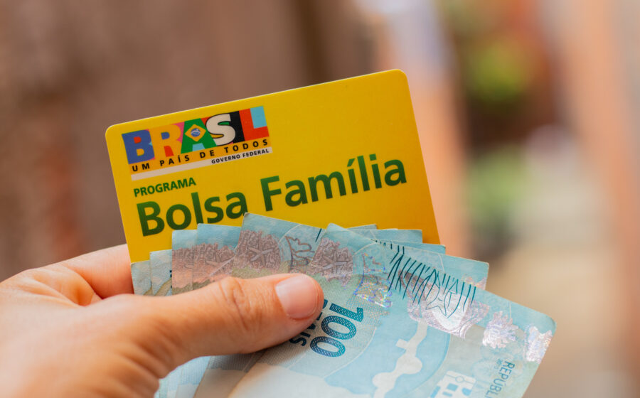 Família beneficiária do Bolsa Família recebe cartão com símbolo de cashback da reforma tributária